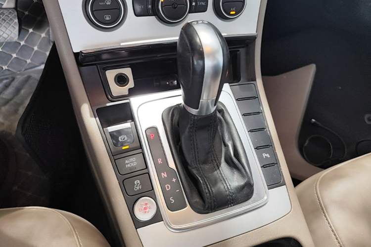 Used Volkswagen Magotan 2015 Facelift 1.8TSI Luxury Model Gear Lever