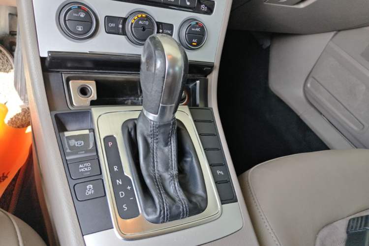 Used Volkswagen Magotan 2015 Facelift 1.8TSI Luxury Model Gear Lever