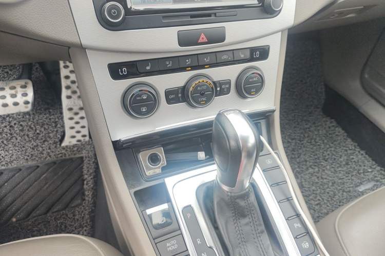 Used Volkswagen Magotan 2015 2.0 TSI Prestige Model Gear Lever