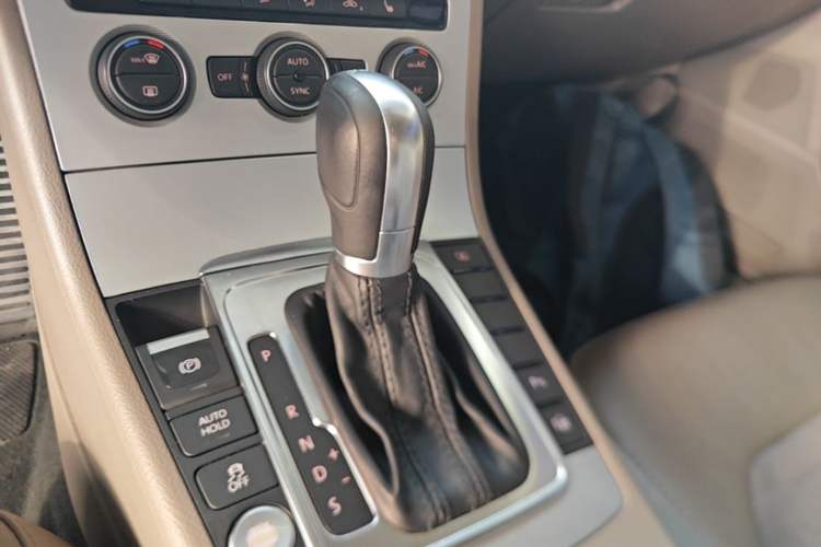 Used Volkswagen Magotan 2015 2.0 TSI Prestige Model Gear Lever