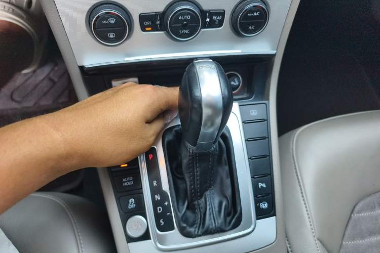 Used Volkswagen Magotan 2015 Revised Version 2.0 TSI Prestige Edition Gear Lever