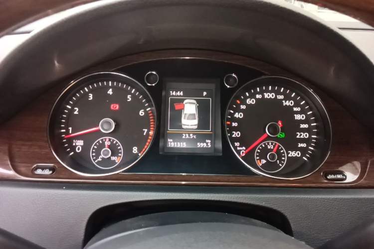 Used Volkswagen Magotan 2015 Revised 1.8TSI Prestige Version Instrument Cluster
