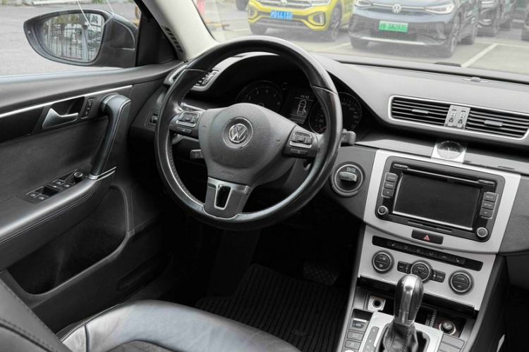 Used Volkswagen Magotan 2015 Facelift 1.8TSI Luxury Model Interior 8
