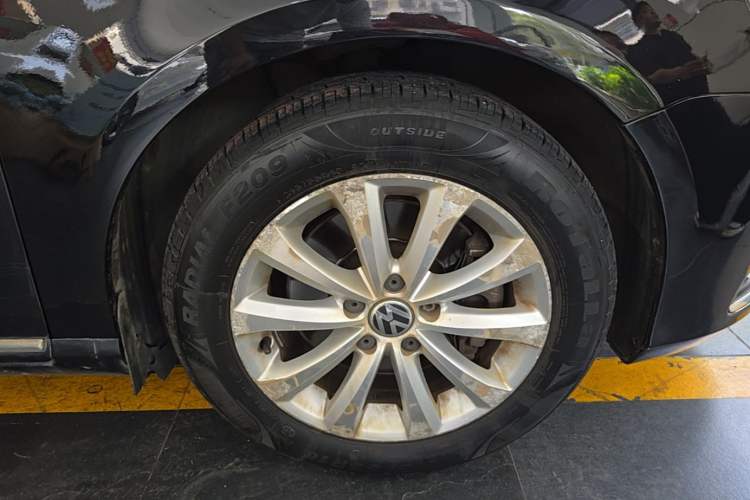 Used Volkswagen Magotan 2015 Facelift 1.8TSI Luxury Model Left Front Wheel Hub
