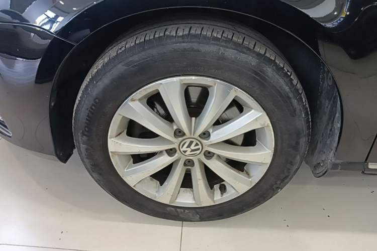 Used Volkswagen Magotan 2015 Facelift 1.8TSI Luxury Model Left Front Wheel Hub
