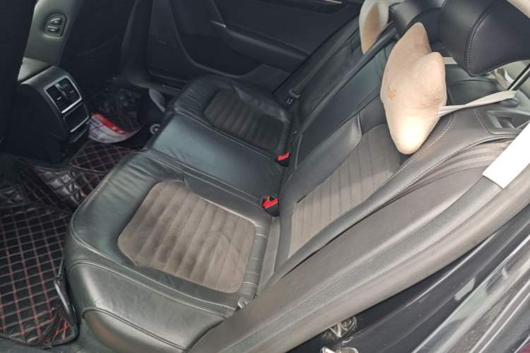 Used Volkswagen Magotan 2015 1.8TSI Luxury Model Left Rear Seat