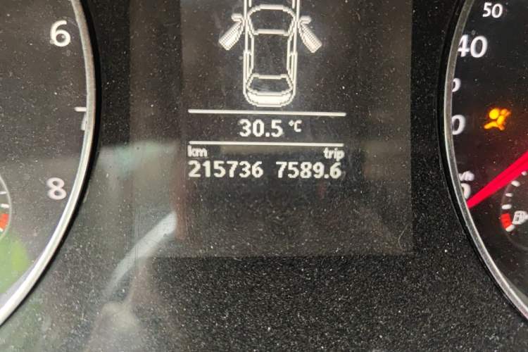 Used Volkswagen Magotan 2015 1.8TSI Advanced Model Odometer Close Up