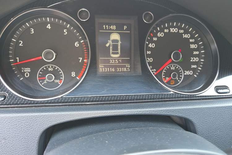 Used Volkswagen Magotan 2015 1.8TSI Luxury Model Odometer Close Up