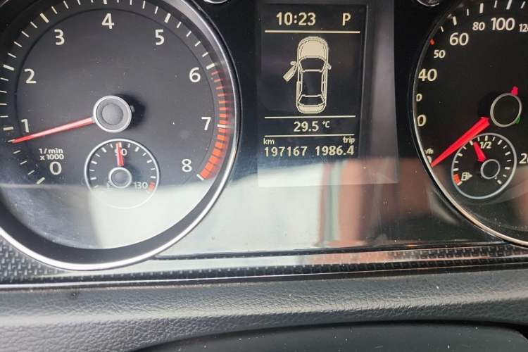 Used Volkswagen Magotan 2015 1.8TSI Luxury Model Odometer Close Up