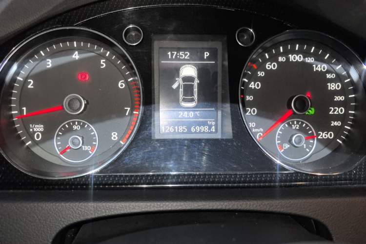 Used Volkswagen Magotan 2015 1.8TSI Luxury Model Odometer Close Up