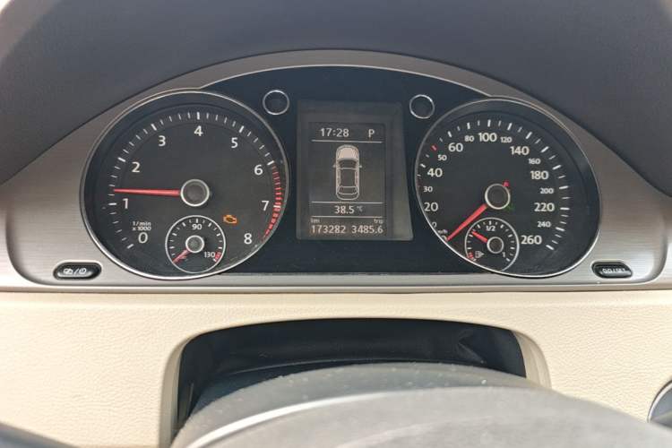 Used Volkswagen Magotan 2015 1.8TSI Advanced Model Odometer Close Up