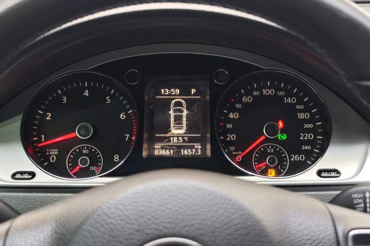 Used Volkswagen Magotan 2015 1.8TSI Advanced Model Odometer Close Up