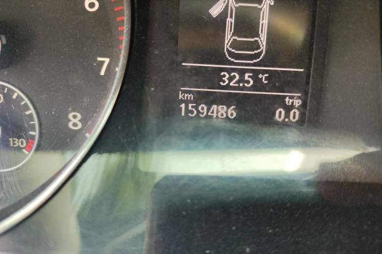Used Volkswagen Magotan 2015 1.8TSI Comfort Model Odometer Close Up