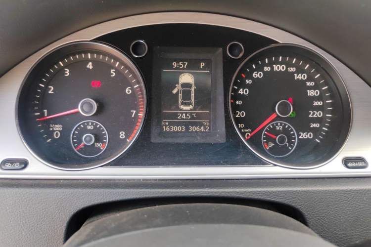 Used Volkswagen Magotan 2015 1.8TSI Advanced Model Odometer Close Up