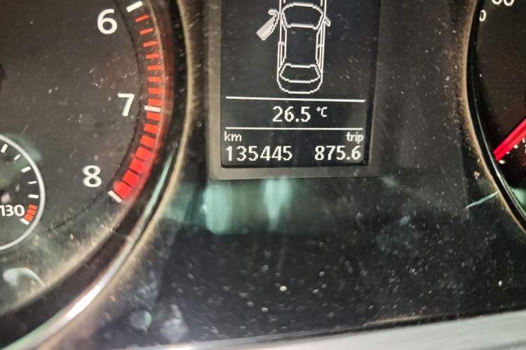 Used Volkswagen Magotan 2015 1.8TSI Advanced Model Odometer Close Up