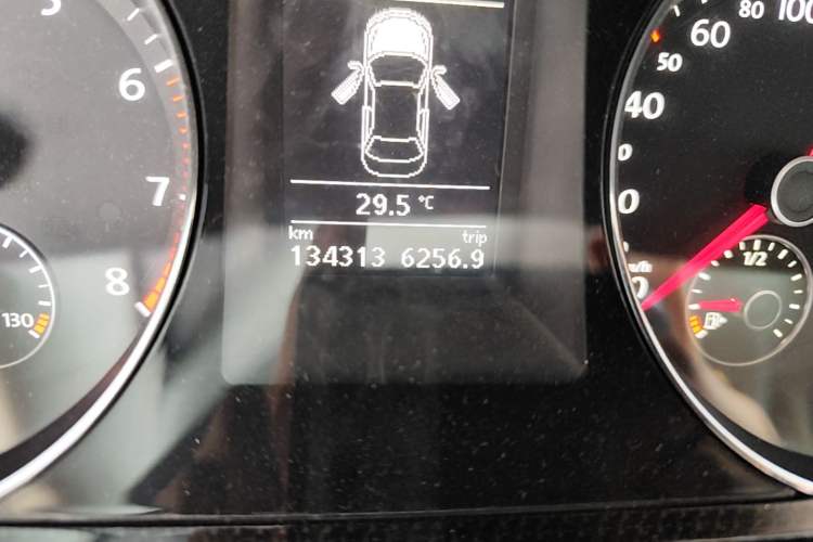 Used Volkswagen Magotan 2015 Facelift 1.8TSI Luxury Model Odometer Close Up