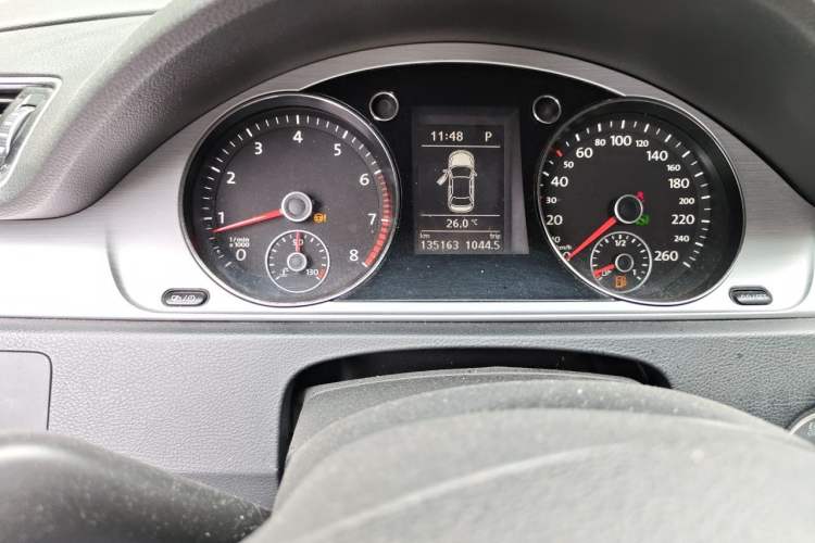 Used Volkswagen Magotan 2015 1.8TSI Advanced Model Odometer Close Up