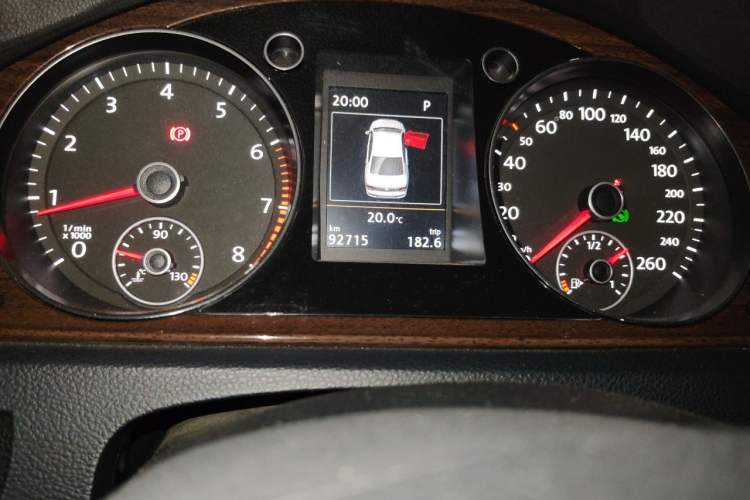 Used Volkswagen Magotan 2015 Revised Version 2.0 TSI Prestige Edition Odometer Close Up