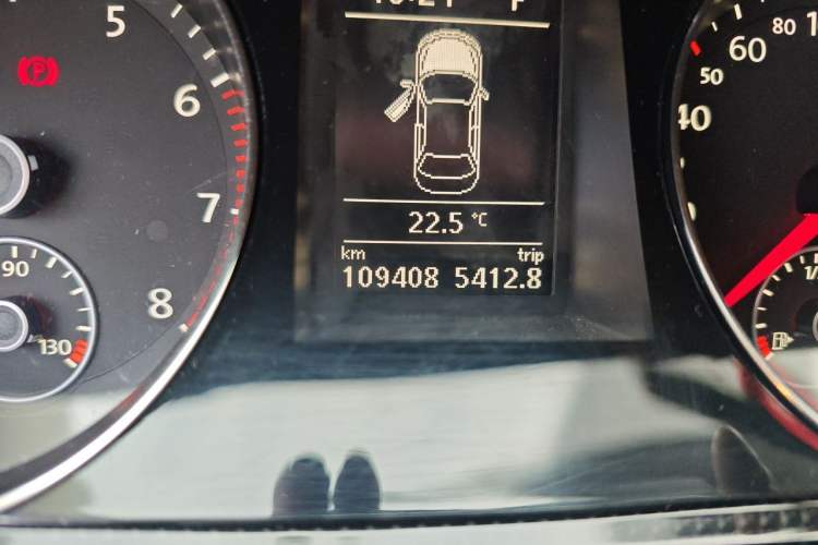 Used Volkswagen Magotan 2015 Facelift 1.8TSI Luxury Model Odometer Close Up