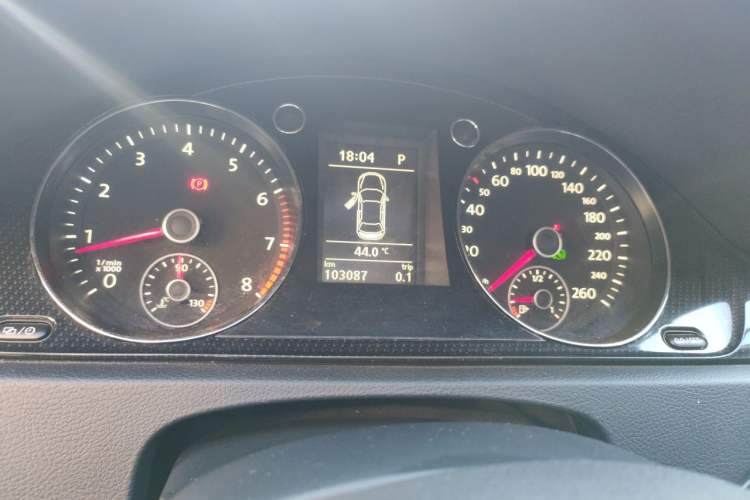Used Volkswagen Magotan 2015 1.8TSI Luxury Model Odometer Close Up