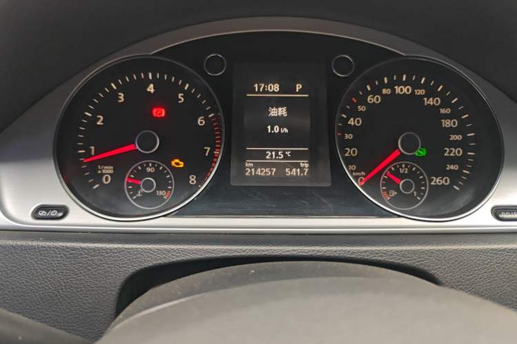 Used Volkswagen Magotan 2015 1.8TSI Advanced Model Odometer Close Up