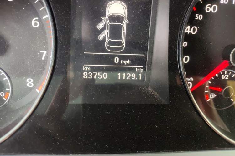 Used Volkswagen Magotan 2015 1.8TSI Advanced Model Odometer Close Up