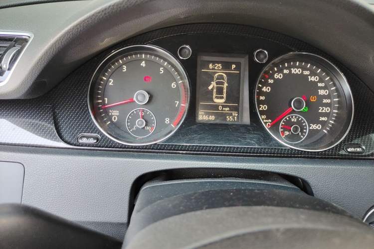 Used Volkswagen Magotan 2015 1.8TSI Luxury Model Odometer Close Up