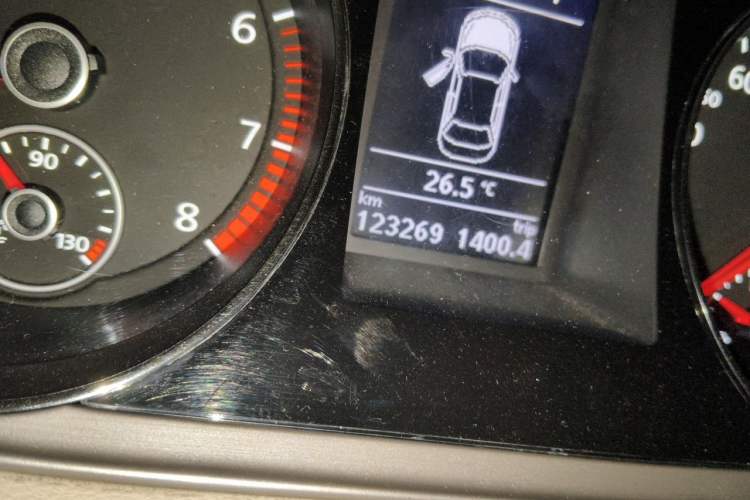 Used Volkswagen Magotan 2015 1.8TSI Advanced Model Odometer Close Up
