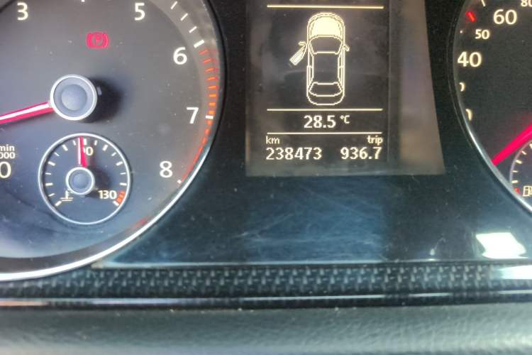 Used Volkswagen Magotan 2015 1.8TSI Luxury Model Odometer Close Up
