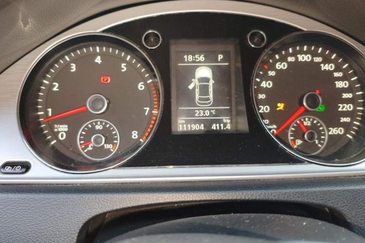 Used Volkswagen Magotan 2015 1.8TSI Advanced Model Odometer Close Up