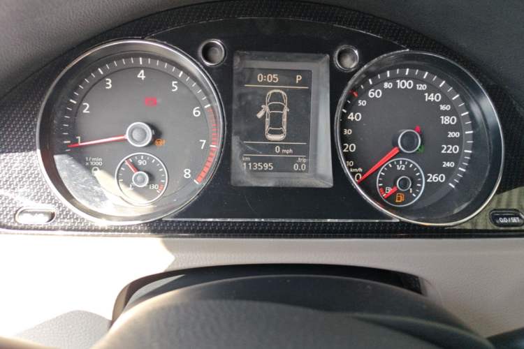Used Volkswagen Magotan 2015 Facelift 1.8TSI Luxury Model Odometer Close Up