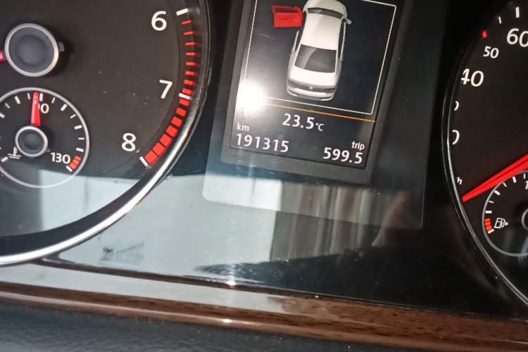 Used Volkswagen Magotan 2015 Revised 1.8TSI Prestige Version Odometer Close Up