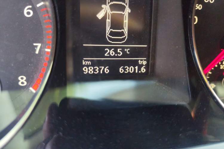 Used Volkswagen Magotan 2015 1.8TSI Advanced Model Odometer Close Up