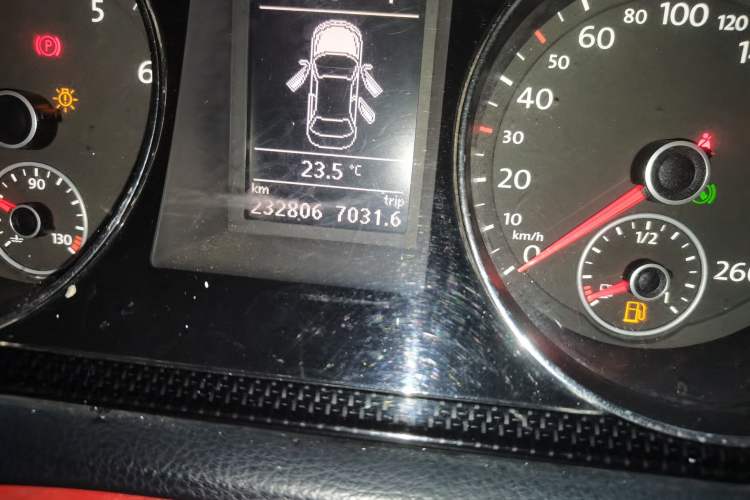 Used Volkswagen Magotan 2015 1.8TSI Luxury Model Odometer Close Up