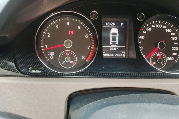 Used Volkswagen Magotan 2015 1.8TSI Luxury Model Odometer Close Up