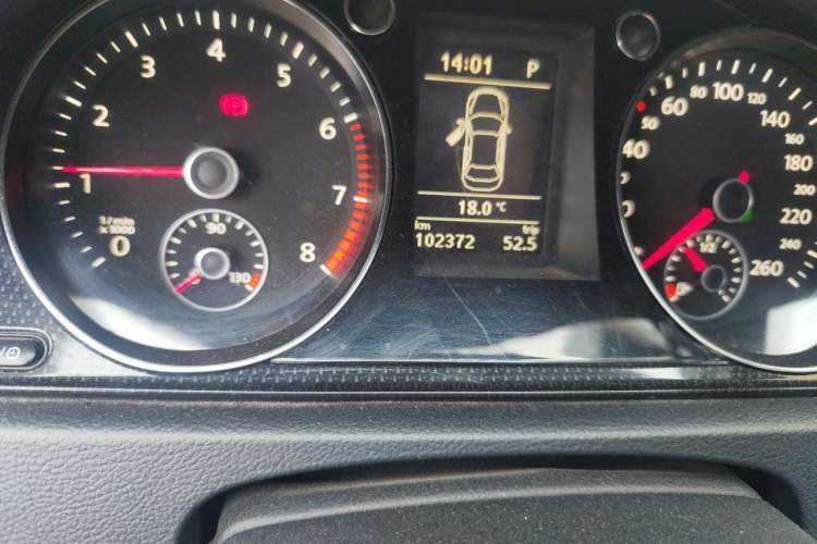 Used Volkswagen Magotan 2015 2.0 TSI Luxury Model Odometer Close Up