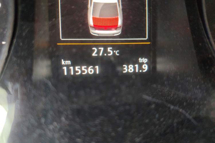 Used Volkswagen Magotan 2015 2.0 TSI Prestige Model Odometer Close Up