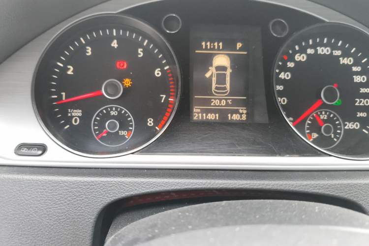 Used Volkswagen Magotan 2015 1.8TSI Comfort Model Odometer Close Up