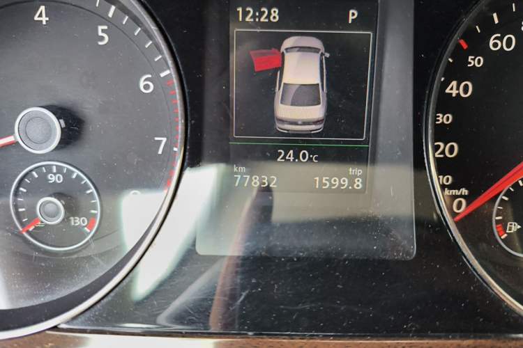 Used Volkswagen Magotan 2015 1.8TSI Prestige Model Odometer Close Up