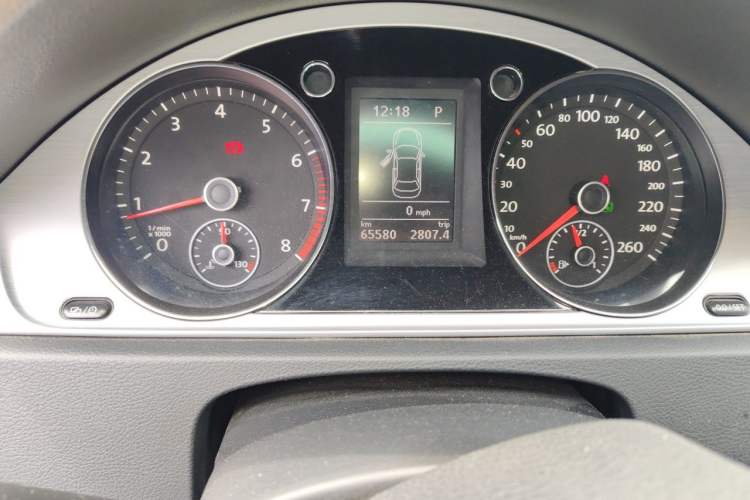 Used Volkswagen Magotan 2015 1.8TSI Advanced Model Odometer Close Up