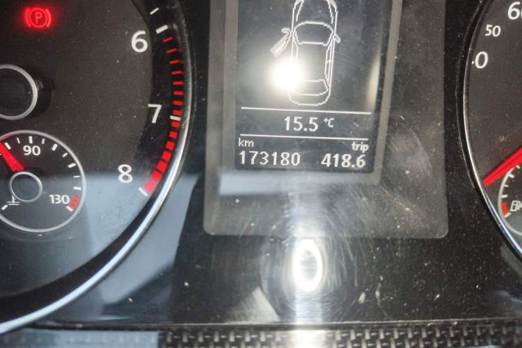 Used Volkswagen Magotan 2015 1.8TSI Luxury Model Odometer Close Up