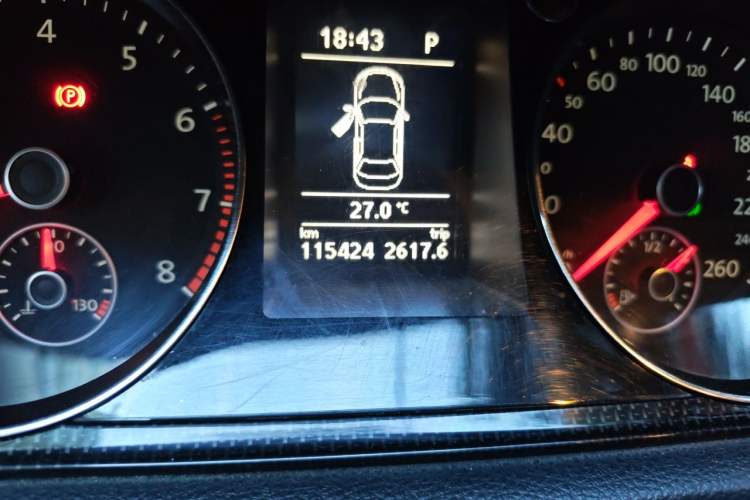 Used Volkswagen Magotan 2015 Facelift 1.8TSI Luxury Model Odometer Close Up