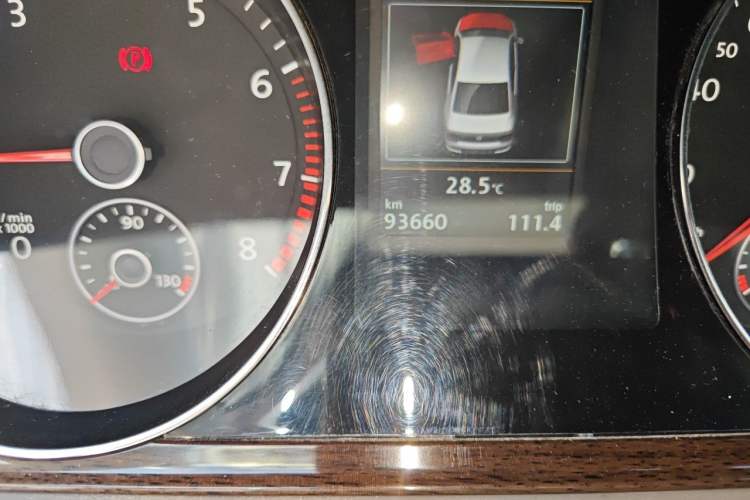 Used Volkswagen Magotan 2015 Revised Version 2.0 TSI Prestige Edition Odometer Close Up