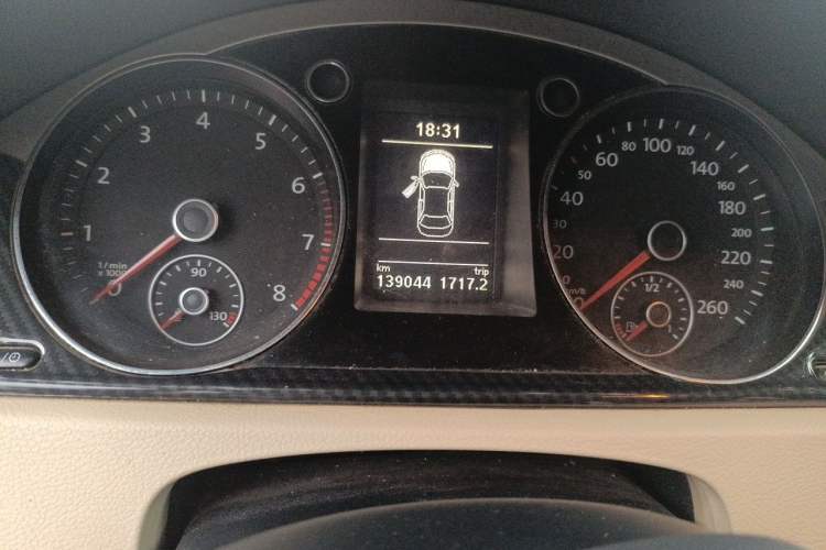 Used Volkswagen Magotan 2015 1.8TSI Advanced Model Odometer Close Up