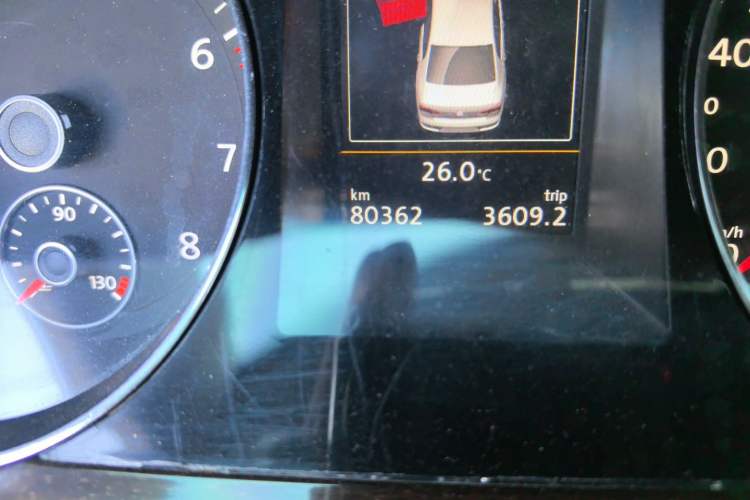 Used Volkswagen Magotan 2015 1.8TSI Prestige Model Odometer Close Up