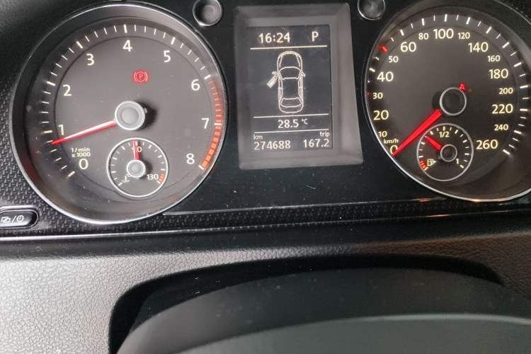Used Volkswagen Magotan 2015 1.8TSI Luxury Model Odometer Close Up