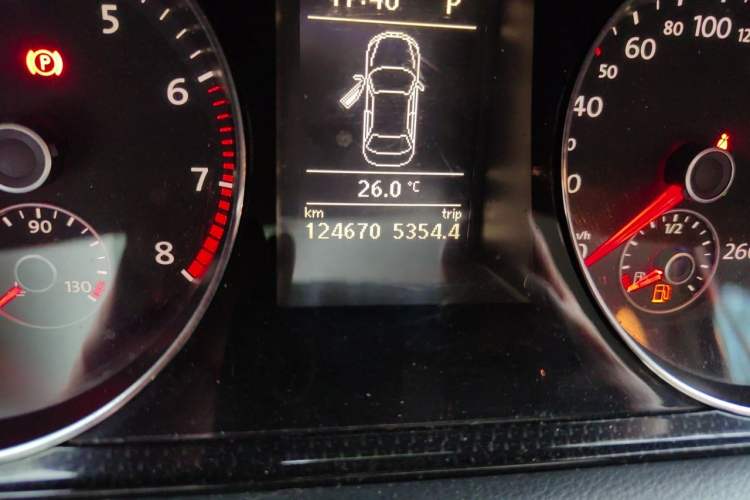 Used Volkswagen Magotan 2015 2.0 TSI Luxury Model Odometer Close Up