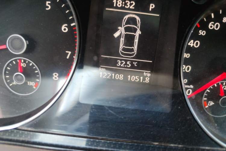 Used Volkswagen Magotan 2015 Facelift 1.8TSI Luxury Model Odometer Close Up