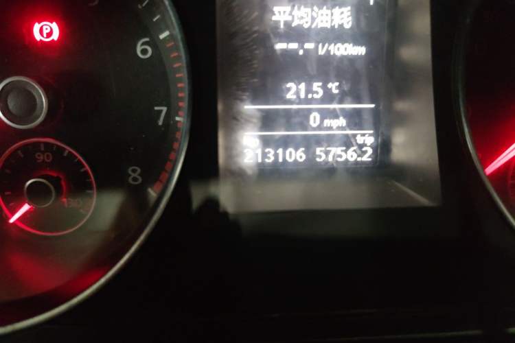 Used Volkswagen Magotan 2015 2.0 TSI Luxury Model Odometer Close Up