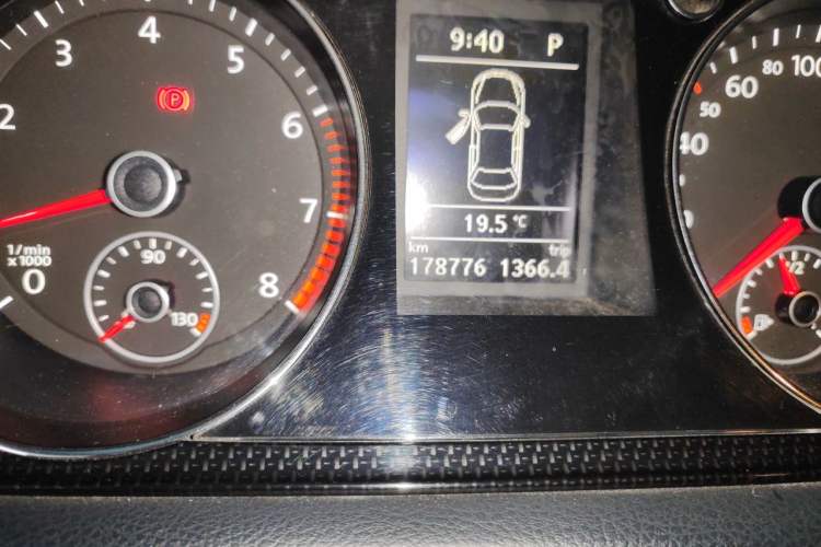 Used Volkswagen Magotan 2015 2.0 TSI Luxury Model Odometer Close Up